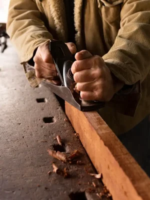 trabajando en el taller de carpinteria